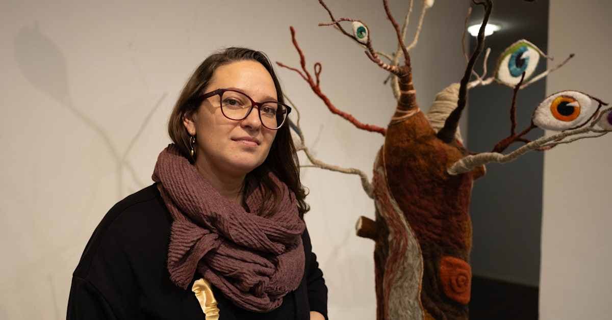 Ukrainsk konstnär dokumenterar krigets verklighet i tovad ull